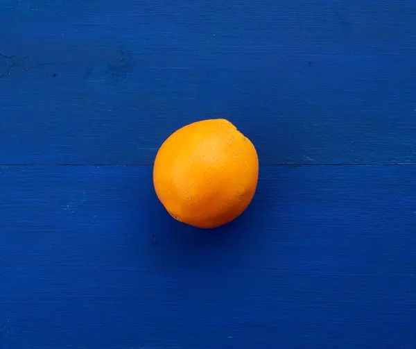 濃い青の背景に丸みを帯びたオレンジが描かれています — ストック写真