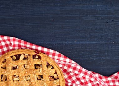 Kırmızı tekstil peçetede geleneksel vişneli turta