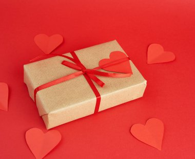 Kahverengi el sanatları kağıdıyla paketlenmiş kare kutu ve bağlanmış ince zeka