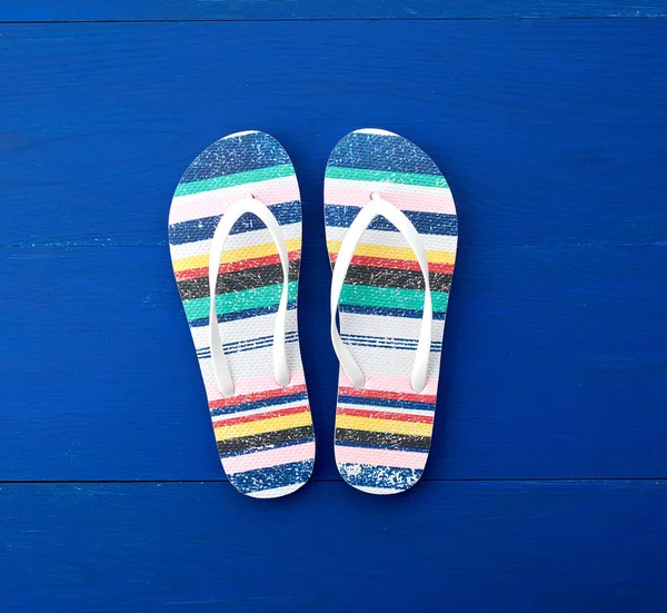 Flip flop em estilo plano no fundo de madeira azul — Fotografia de Stock