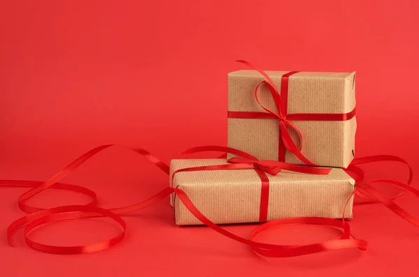 Stapel av lådor inslagna i brunt papper och bundna med en röd rosett — Stockfoto