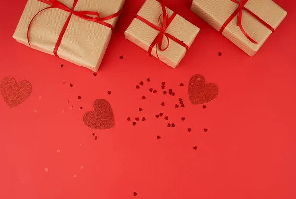 Berbagai kotak dibungkus dengan kertas kraft coklat dan diikat dengan thi merah — Stok Foto