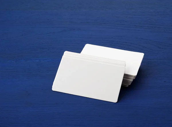 Stos białych pustych papierowych prostokątnych wizytówek — Zdjęcie stockowe