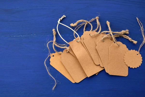 Pilha de etiquetas vazias marrons vazias de papel kraft com cordas para — Fotografia de Stock