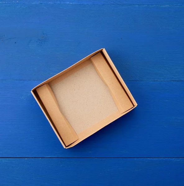 Caja de cartón marrón vacía abierta para el transporte y el embalaje —  Fotos de Stock
