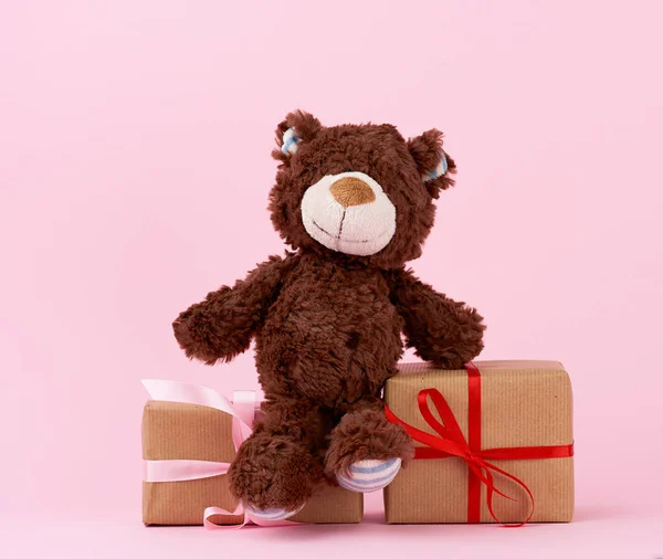 Brauner niedlicher Teddybär und Geschenke in braunes Öko-Kraftpapier gewickelt — Stockfoto