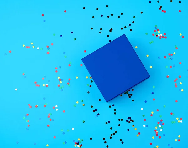 Caja de regalo azul vacía cuadrada cerrada sobre un fondo azul — Foto de Stock