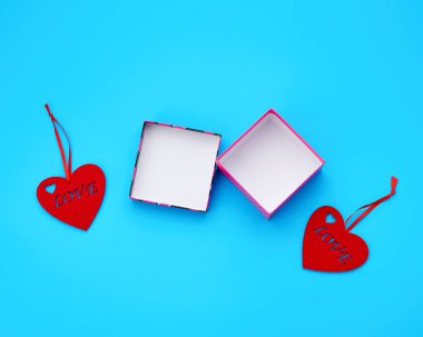 Karton kareyi aç boş kutu ve kırmızı kalpleri hisset 