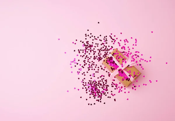 Barna ajándék doboz csomagolva papír és kötött selyem rózsaszín szalag — Stock Fotó
