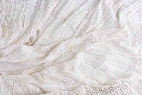 Buruşmuş beyaz pamuk kumaş, elbise dikmek için kumaş. — Stok fotoğraf