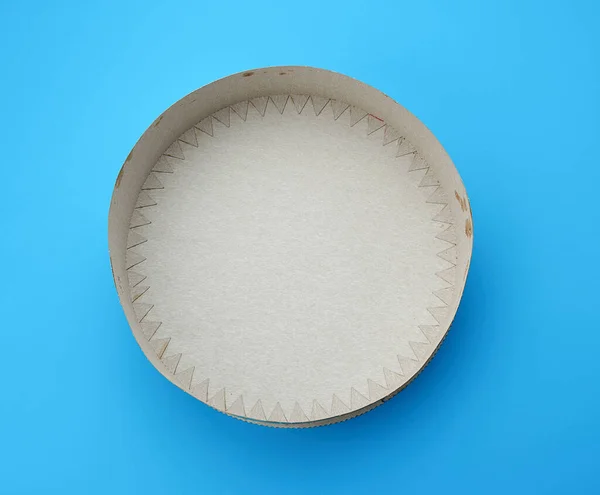 Empty cardboard round cover for packing a cake on a blue backgro — Stock Photo, Image