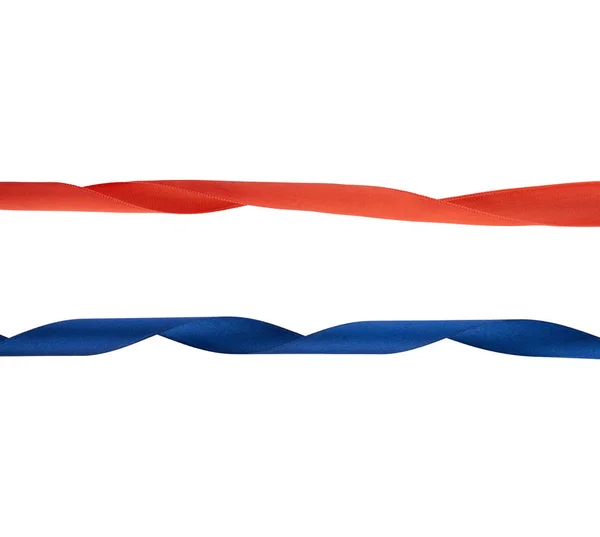 Скручений кінець червоно-синьої стрічки ізольовано на білому тлі — стокове фото