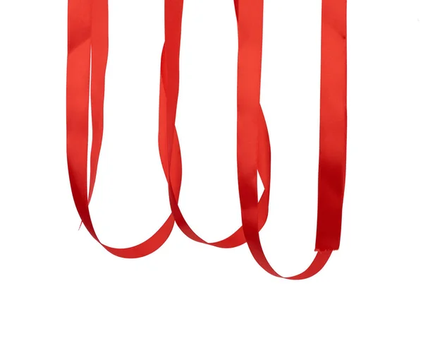 Colgando cinta de seda roja para regalos de embalaje aislados en una ba blanca — Foto de Stock