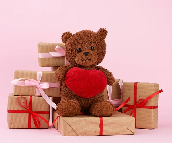 Lindo oso de peluche marrón y regalo en caja envuelta en papel ecológico marrón — Foto de Stock