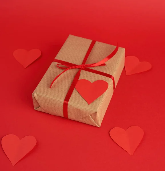 Kotak dibungkus dengan kertas kraft coklat dan diikat dengan sutra merah tipis r — Stok Foto