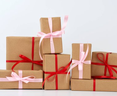 Kahverengi kraft kağıdına sarılı kutular dolusu hediye.