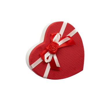 Kırmızı kalp şeklindeki karton kutu, beyaz sırtında yay izole edilmiş.