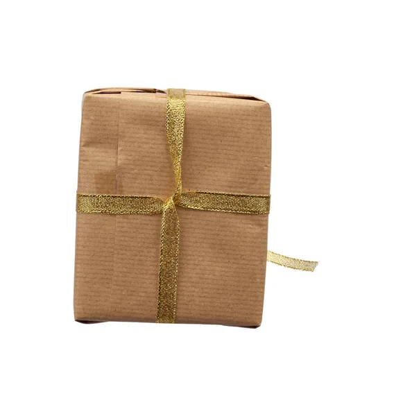 盒装，用褐色牛皮纸包裹，用丝红色缎带捆扎 — 图库照片