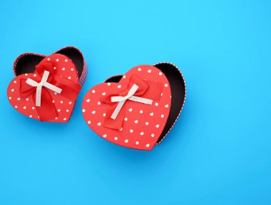 Boş kırmızı karton kutuyu b ışığındaki kalp şeklinde aç