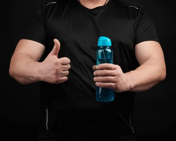 Atlet pria dewasa dengan otot memegang botol air plastik, wi — Stok Foto