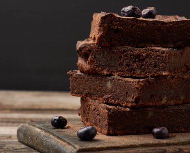 Waln 'la kare şeklinde çikolatalı kek yığını.