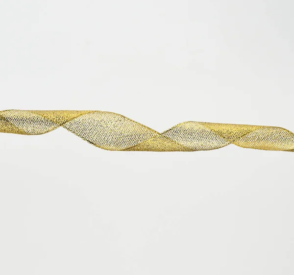 Memutar pita dekoratif sutra emas untuk hadiah kemasan — Stok Foto