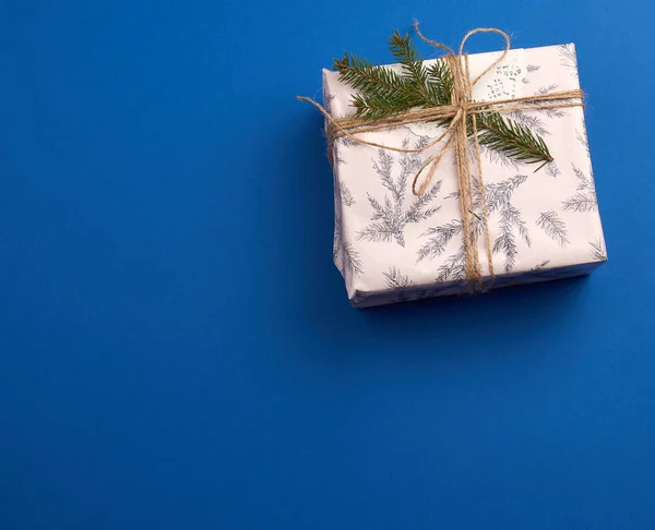 Rosa envuelto cajas de regalo y atado con una cuerda marrón — Foto de Stock