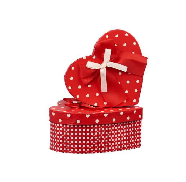 Boîte en carton rouge en forme de coeur avec arc isolé sur fond blanc — Photo
