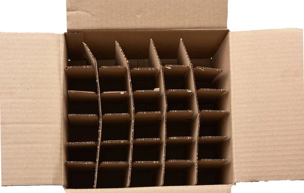 Открытая пустая картонная коробка с перегородками для транспортировки сломанных — стоковое фото
