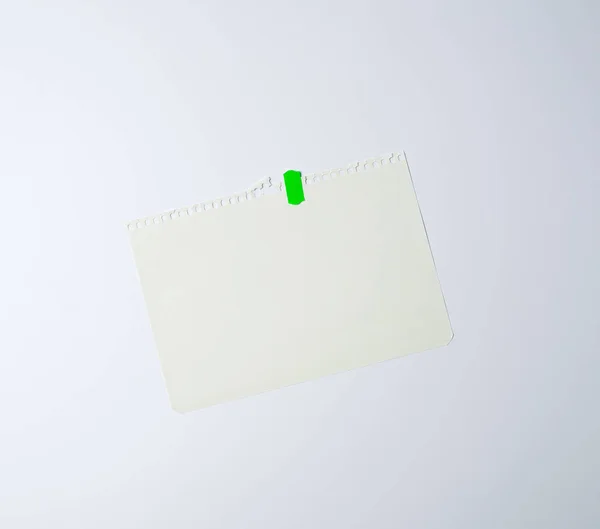 Folha branca de papel arrancada de um caderno em espiral — Fotografia de Stock