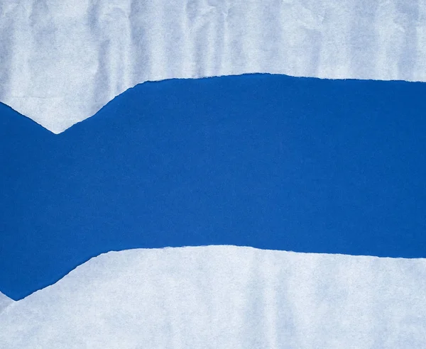 Fundo azul com branco crumpled rasgado elementos de papel — Fotografia de Stock