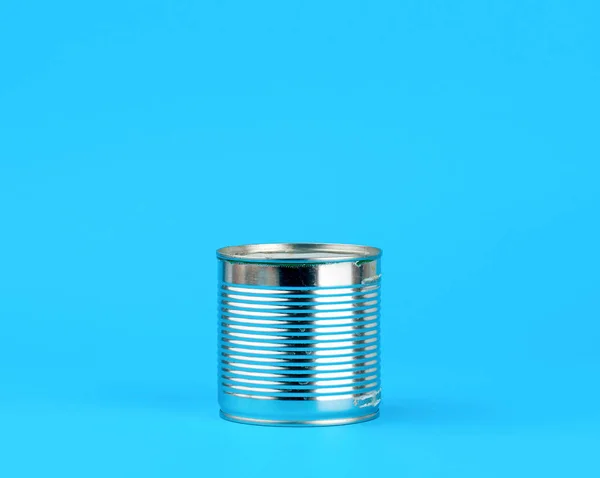 Mavi arka planda yiyecek korunumu için sert demir konserve kutusu — Stok fotoğraf