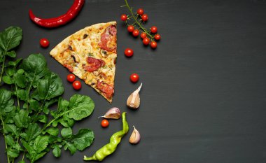 Mantarlı ve füme sosisli üçgen pizza.,