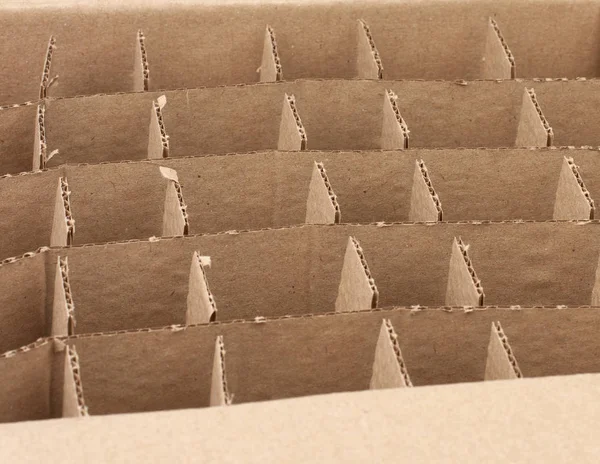 Caja de cartón vacía abierta con particiones para transportar roto —  Fotos de Stock