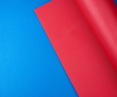 neoprene kırmızı çarşaf mavi bir halıda yatıyor.