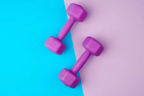 Paar paarse plastic halters op een blauw-violette achtergrond — Stockfoto