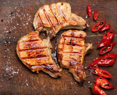 kaburga domuz kızarmış biftek bir vintage kahverengi ahşap tahta üzerinde yatıyor