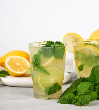 limon, nane yaprakları, kireç ile yaz serinletici içecek limonata 