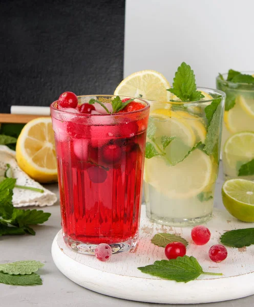 イチゴとクランベリーのさわやかな夏の飲み物 — ストック写真