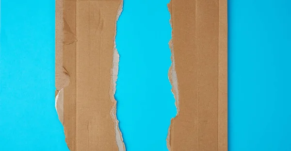 Bordas rasgadas de papel de papelão ondulado em um backgro azul claro — Fotografia de Stock