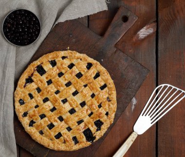 yuvarlak siyah frenk üzümü pasta bir demir plaka, üstten görünüm