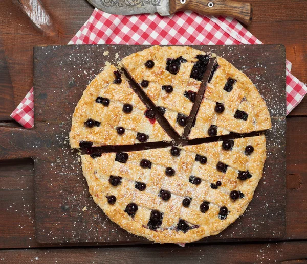 Gâteau au cassis rond cuit au four et en poudre avec sucre glace — Photo