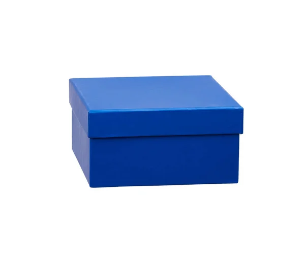 Modrá lepenková čtvercová krabička, dárek na dovolenou je izolován na — Stock fotografie