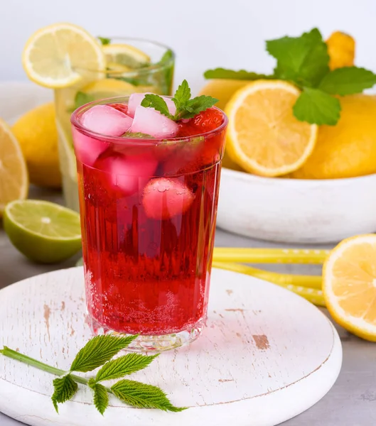 Refrescante bebida de verano de fresas y arándanos en un whi —  Fotos de Stock