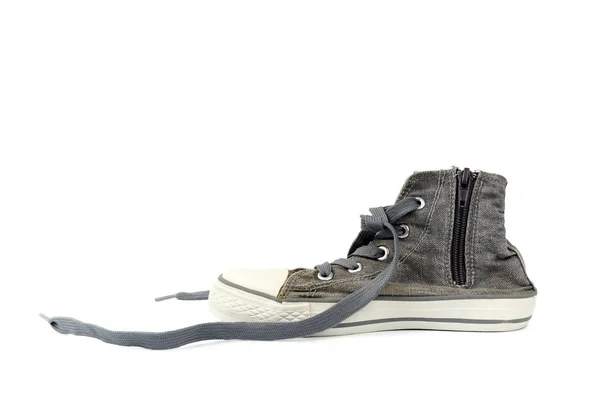 Sneaker grigia indossata con lacci slegati in tessuto — Foto Stock