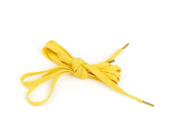 Beyaz arka plana bağlanmış bir çift sarı tekstil ayakkabı bağcığı — Stok fotoğraf