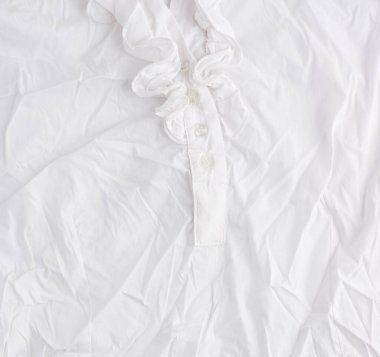 Düğmeleri olan beyaz pamuk bir bluz parçası.