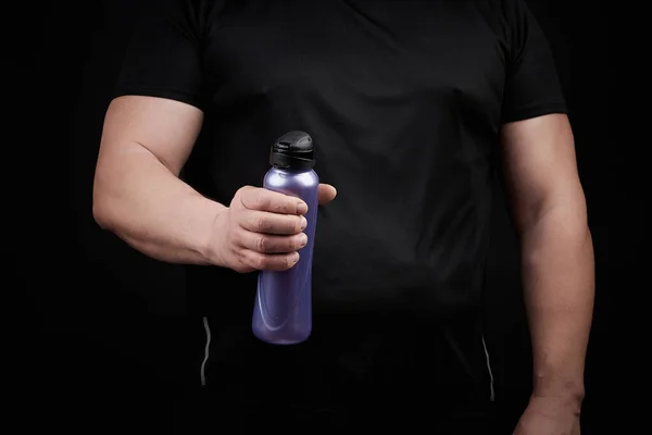 Atlet pria dewasa dengan otot memegang botol air plastik — Stok Foto