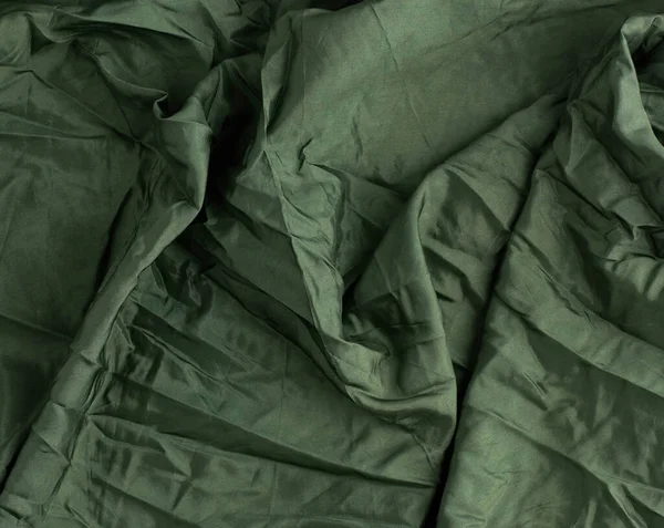 Groen satijnen textiel, stuk stof voor het naaien van gordijnen — Stockfoto