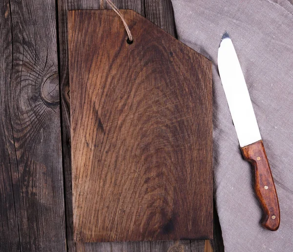 Очень старая пустая деревянная прямоугольная разделочная доска и нож, сверху v — стоковое фото